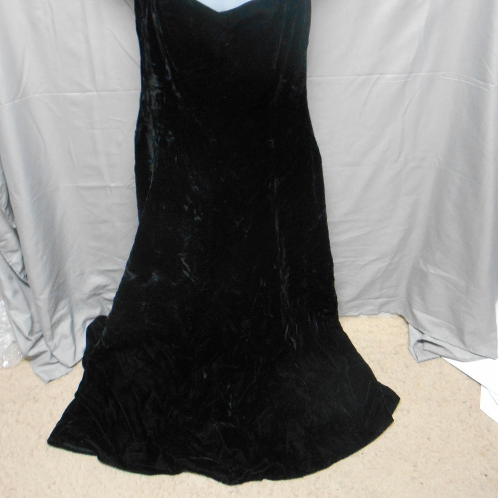 NWT Exclusively Gantos black velour mid calf dress - Picture 2 of 6